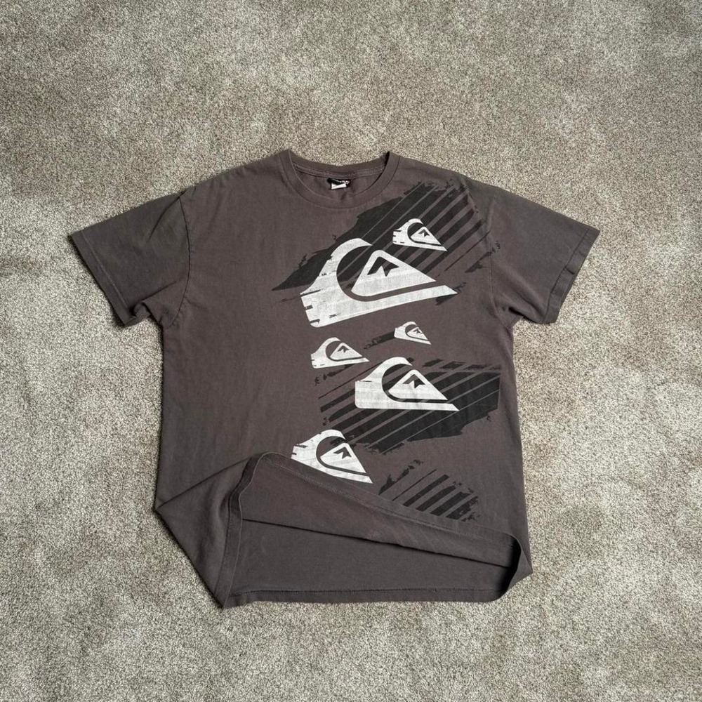 GREY QUIKSILVER Y2K STYLE "SIDE PRINT" GRAPHIC TEE